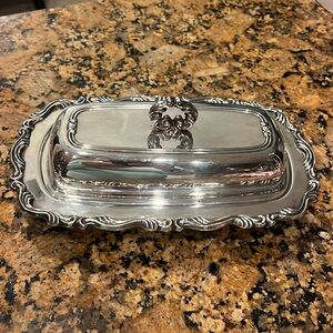 Vintage Elegant Wm Rogers Silver plated footed Butter Dish. 8" x 5"